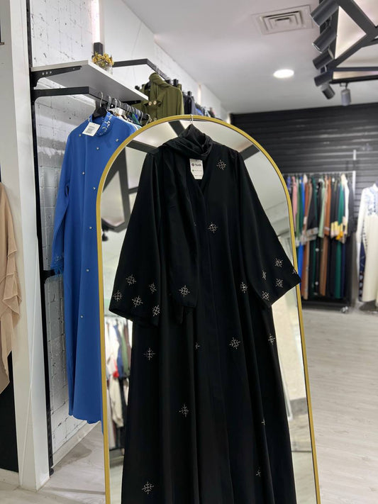 Tarf abaya Siyah şalı ile resmi