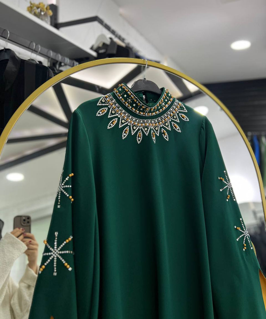 Elbisesi resmi zümrüt yeşili yazlık