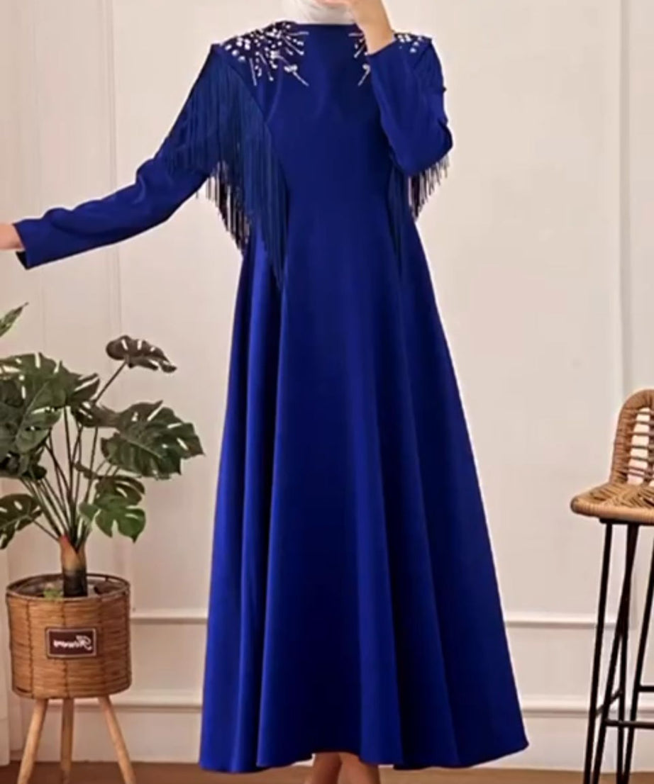 Mavi renkli, yaz mevsimi için özel bir elbise.