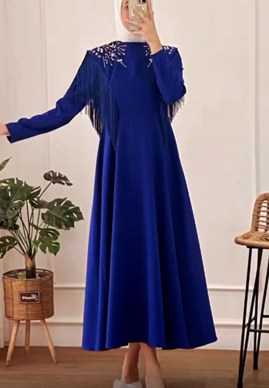 Mavi renkli, yaz mevsimi için özel bir elbise.