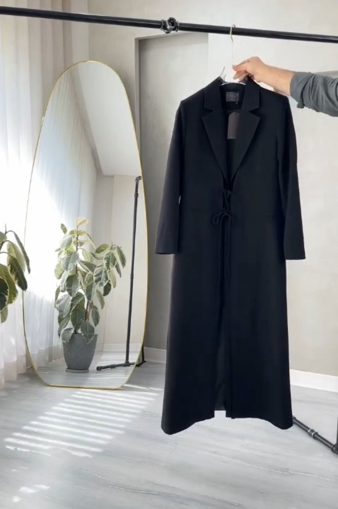 Kawther Yazlık Mantosu – Şık ve Siyah